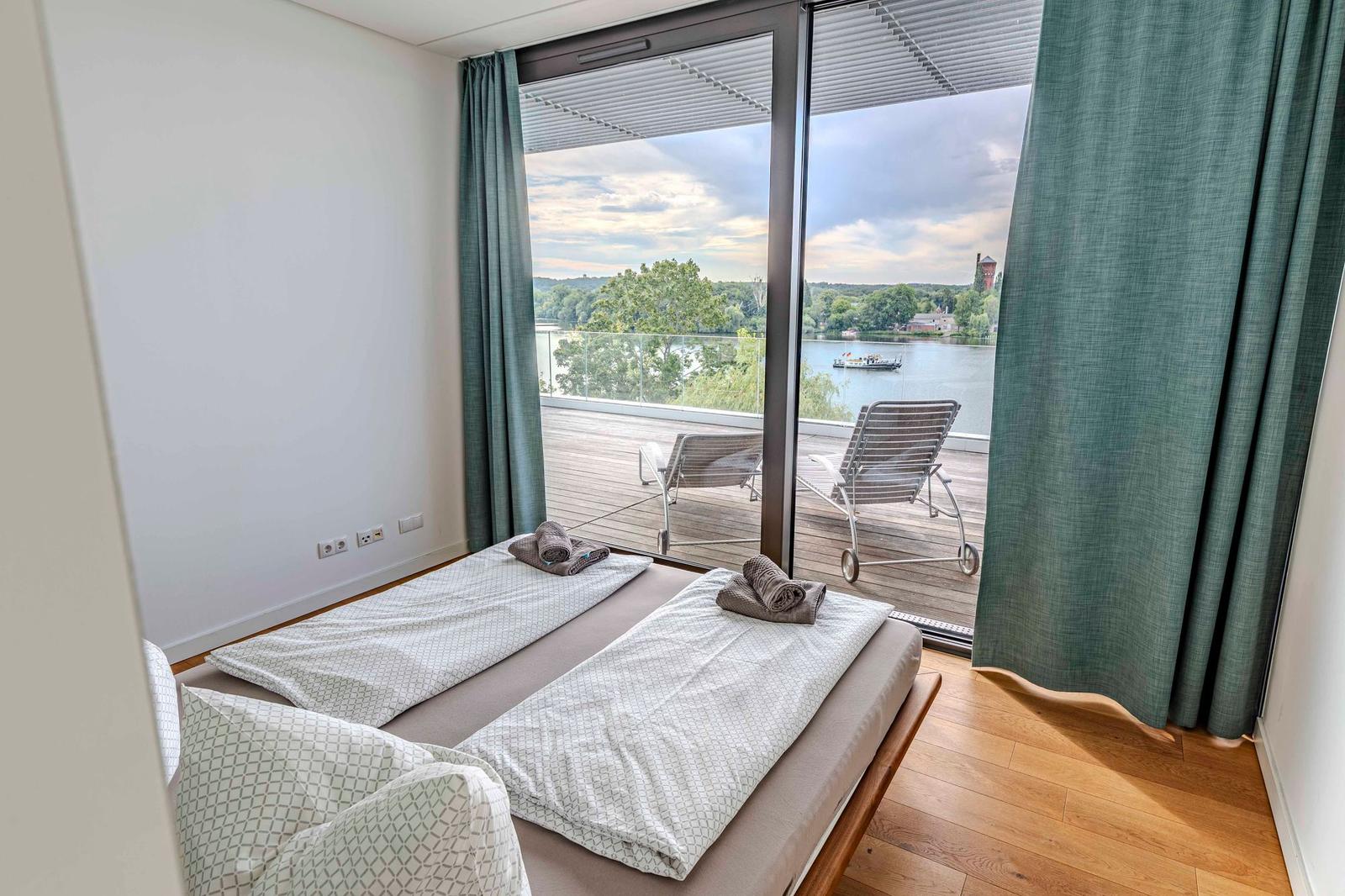 Schlafzimmer mit Terrasse und Wasserblick, Havelwelle Potsdam